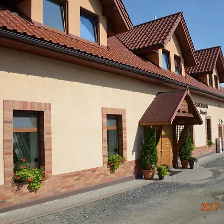 Ceglany Dworek Bed & Breakfast