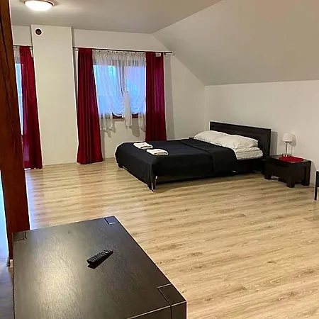 Ceglany Dworek 3*