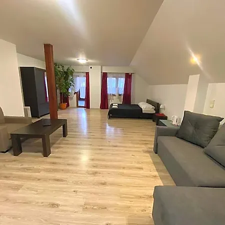 Ceglany Dworek 3*